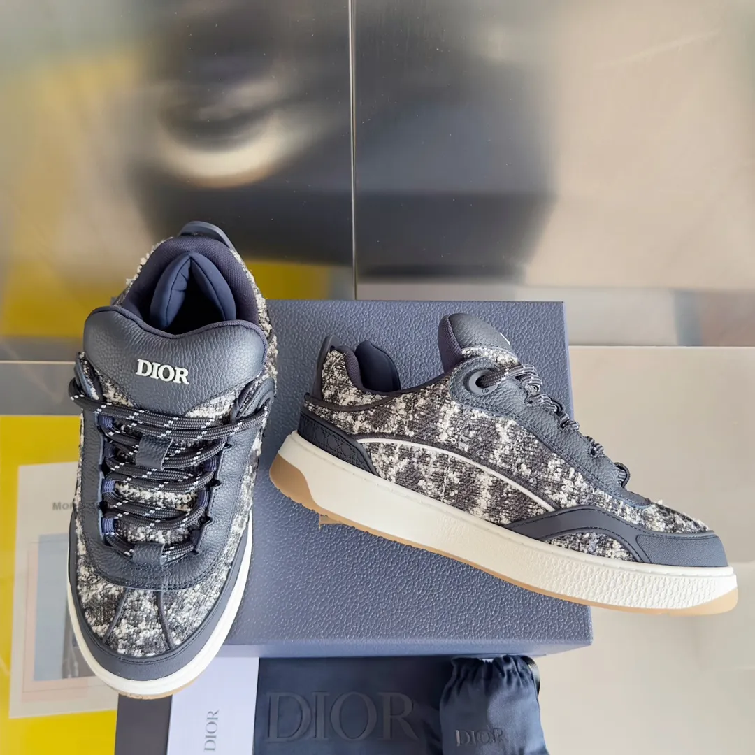 [DIOR] P: 820💰 Men's 39-44. (Male 38. 45. Customized) Dior Dior B9S series top version bread shoes casual sports shoes skate shoes original purchase development and production This new B9S skateboard sneakers are inspired by skateboarding and Dior's high-order spirit. Crafted from navy blue cotton tweed, the classic cannage pattern is reinterpreted with grained calfskin details in homage to Dior's savoir-faire. Padded tongue and technical fabric leg provide ideal comfort. Iconic details abound throughout the design, such as the Dior signature on the heel and tongue, cannage-patterned panels, and the rubber Dior Charm signature on the side inspired by the Dior logo. The rubber soles engraved with Oblique printing with a gradient effect are more refined and can add a high-end temperament to various looks. Exquisite packaging at the delivery counter🛍📦 ▪️Fabric: Original customized first-layer cowhide + tweed ▪️Inner lining: Customized breathable lining ▪️Outsole: Original open-molded anti-slip TPU material ▪️Sole thickness: 3.5CM.